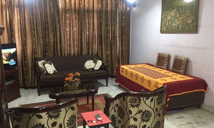 Kharera Apartment | Stylish Flat in Hauz Khas Near New Delhi Landmarks