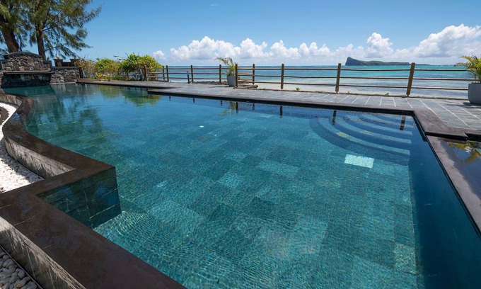 Cap Malheureux Apartment | Prime Location Flat, Steps from the Beach with Pool