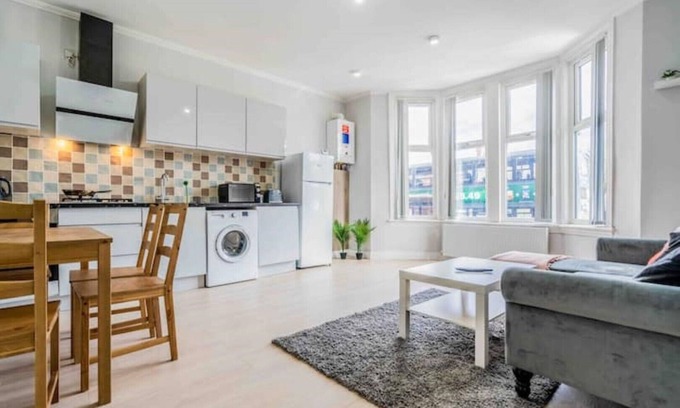 Moseley Apartment | Charming Flat with Free Parking, Perfect for Families