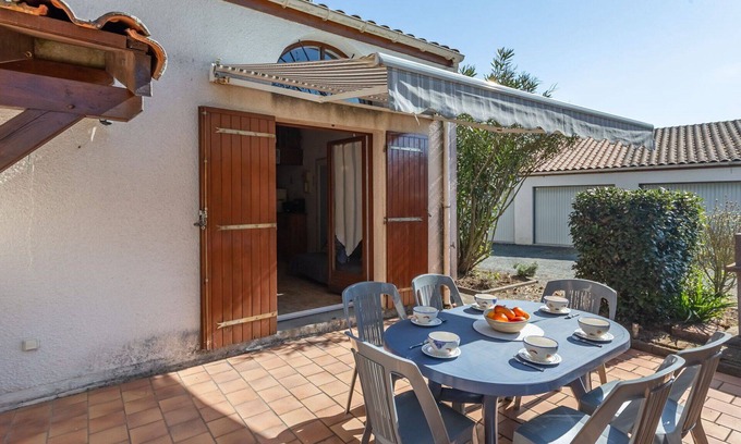 Meschers-sur-Gironde House | Cozy Villa for 5 with Ocean View, Pets Welcome & Parking