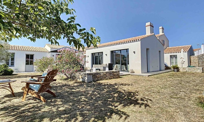 Noirmoutier-en-l'Ile Villa | Idyllic Villa with Pool and Ocean View in Noirmoutier