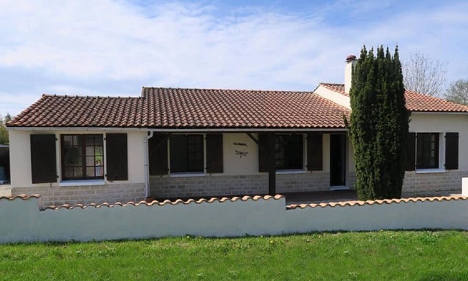 Saint-Denis-du-Payre Villa | Beautiful Villa with heated pool - just 10 minutes from the sea!