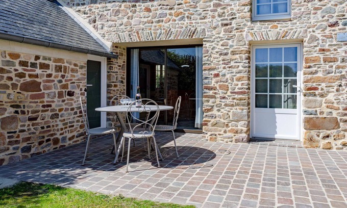 Cote Ouest Centre Manche Villa | Ideal Villa Apartment for 6 with Ocean View and Pet Access