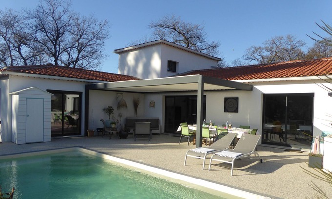 Six-Fours-les-Plages House | Idyllic Villa with Pool Near the Sea in Tranquil Setting