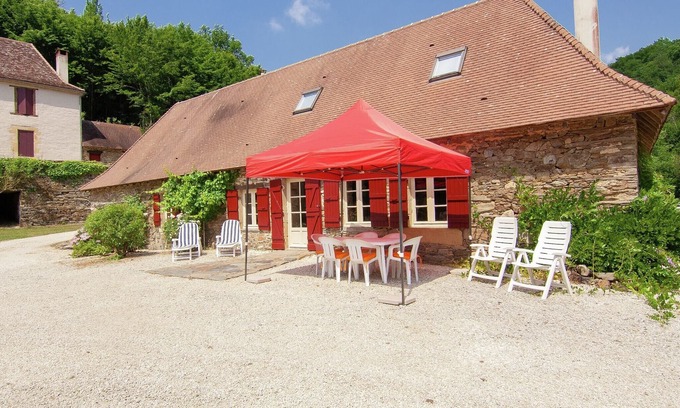 Saint-Medard-d'Excideuil Cottage | Idyllic Vacation Home with Pool & Pet-Friendly Amenities