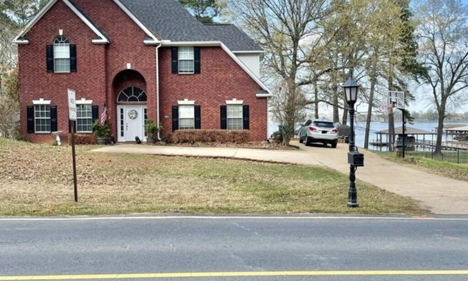 Benton House | Lakefront Retreat with Pool, Breakfast & Hot Tub Amenities