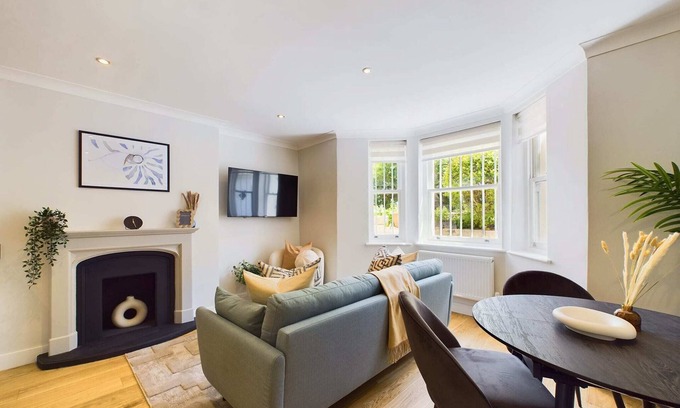 Harrow Road Apartment | Welcoming Garden Apartment Steps from Warwick Avenue