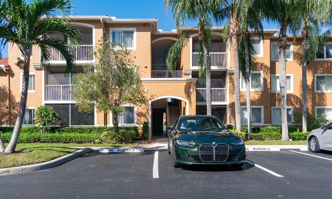 Naples Condo | Idyllic Gated Community Near Naples Pier with Pool & Ocean View