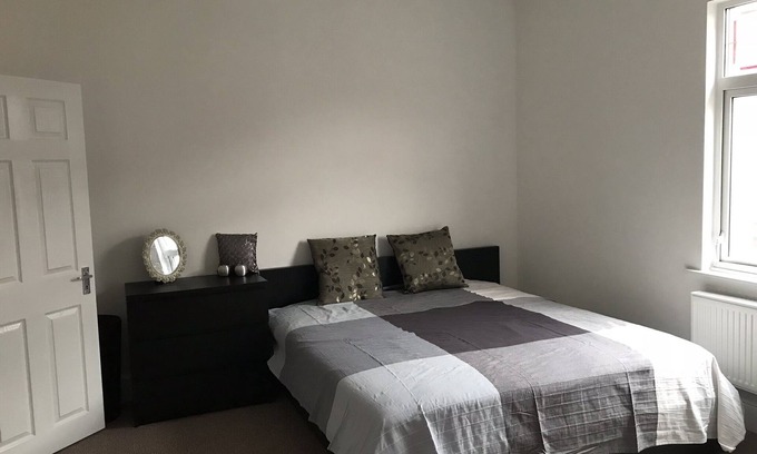 Newcastle-Under-Lyme House | Newly Refurbished 3-Bedroom House Near Alton Towers