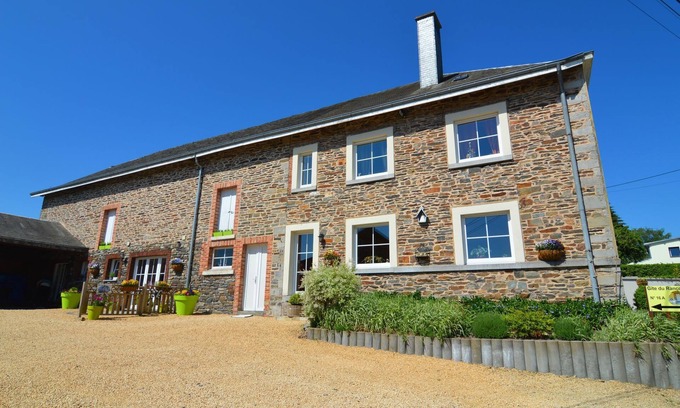 Tillet Apartment | Inviting Gîte in Historic Farmhouse with Garden Oasis