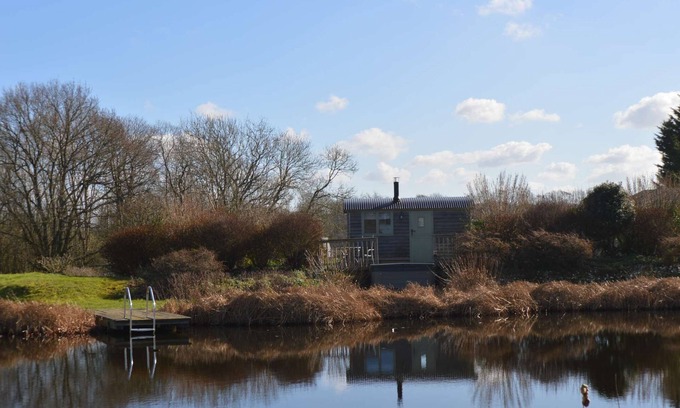 Badlesmere Cabin | Idyllic Glamping Hut with Hot Tub and Lake View Retreat