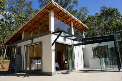 Bocaina de Minas Villa | Beautiful glass house with a view and lush water