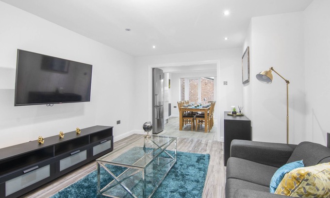 Gravesend House | Cozy Gravesend Home with Breakfast & Kitchen Amenities