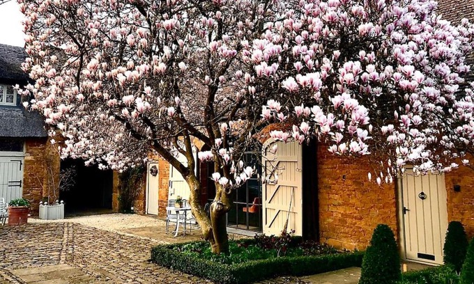 Sibford Gower House | Enchanting Cotswolds Guest House with Family & Pet Amenities