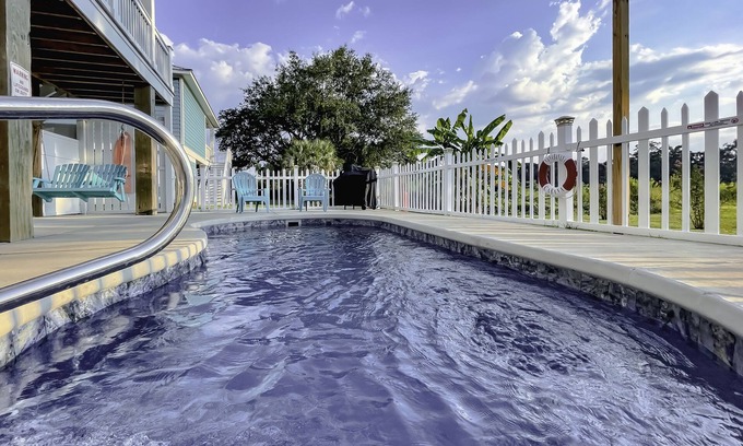 Long Beach House | Idyllic Gulf Coast Retreat with Pool & Spa Amenities