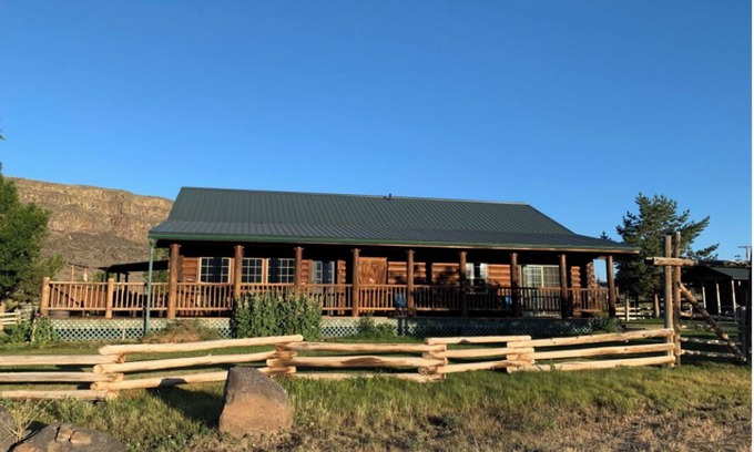 Plush House | Inviting Hart Mountain Log House - Guest Rated 9.8, Hot Tub