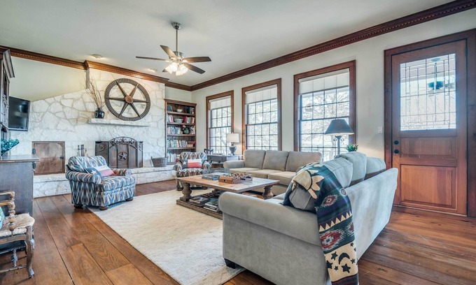 Boerne House | Idyllic Hill Country Ranch Home – Spa & Breakfast Included!