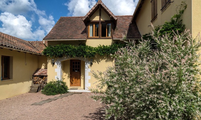 Abjat-sur-Bandiat House | Welcoming Dordogne Retreat for 10 with Pool & Pet-Friendly Amenities