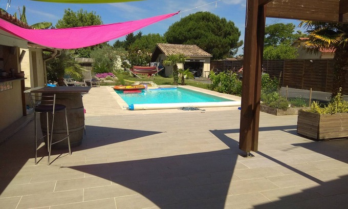 Ambares-et-Lagrave House | Idyllic Retreat Near Bordeaux with Oceanfront Pool Access