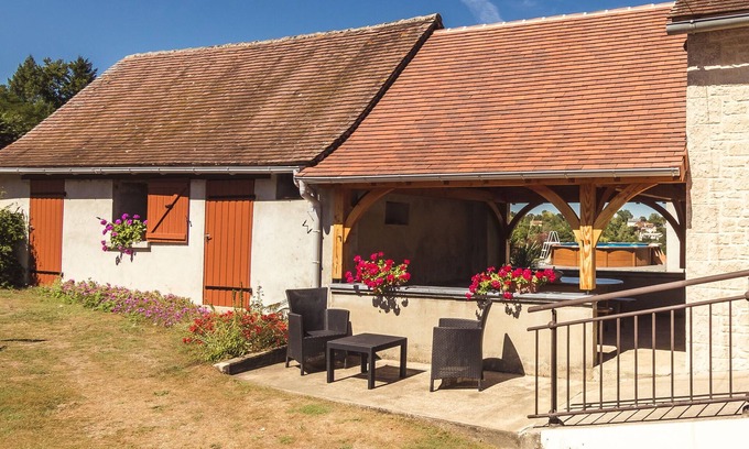 Savignac-Ledrier House | Idyllic Holiday Home by Lake with Pool & Pet-Friendly Options