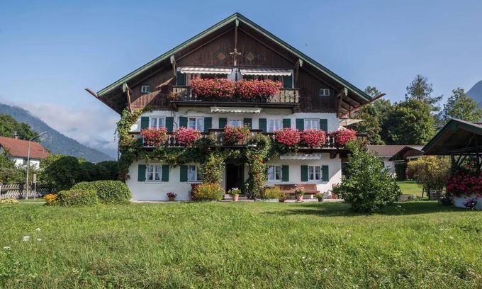 Muhldorfl Apartment | Scenic Zugspitzblick Apartment with Wi-Fi and Balcony