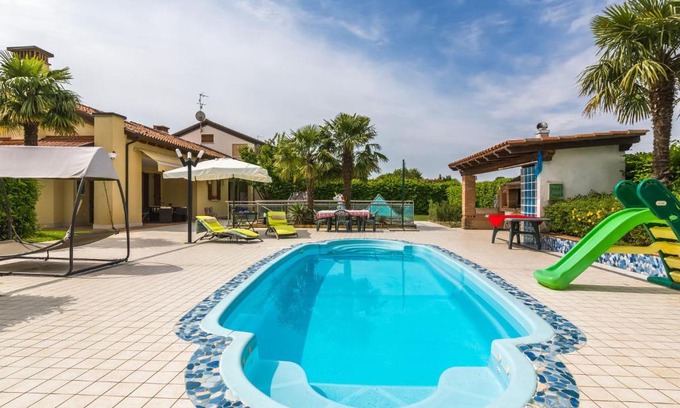 Pagnano Villa | Pet-Friendly Holiday Home in Zelarino with Pool