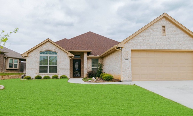 Weatherford House | Cozy Home with Spa, Kitchen & Hot Tub - Rated 8.8/10