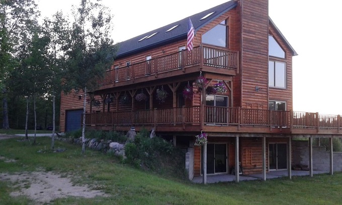 Comins House | Charming Retreat on 50 Acres Near Golf and Amusement Park