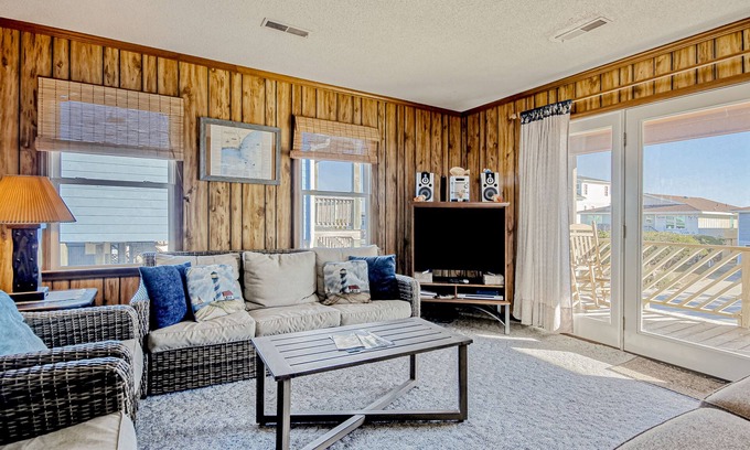 Holden Beach House | Cozy Beachside Retreat with Ocean Views and Free WiFi