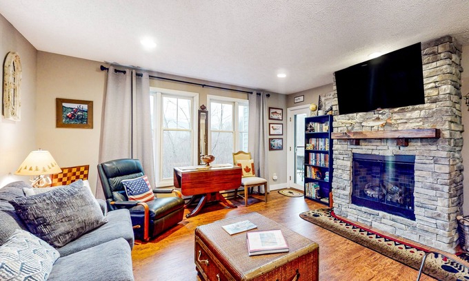 Seven Devils Condo | Inviting Retreat Near Outdoor Fun with WiFi & Pool Access