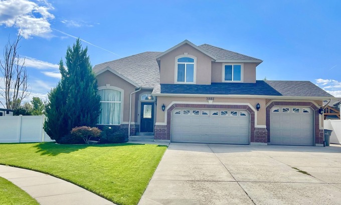 South Jordan House | Inviting 6-Bedroom Home with Spa and Hot Tub Amenities