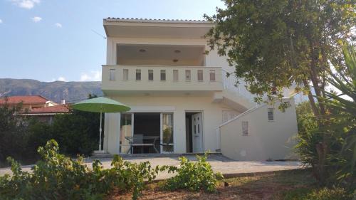 Xylokastro-Evrostina Apartment | Welcoming Home with Child-Friendly Amenities and 8/10 Rating