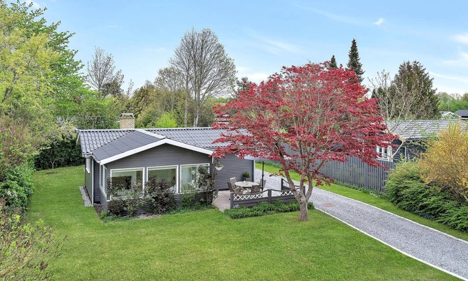 Kirke Hyllinge House | Modern Cottage Retreat with Private Garden, Near Fjord