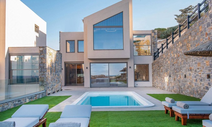 Agia Pelagia House | Experience Breathtaking Sea Views at This Vacation Home
