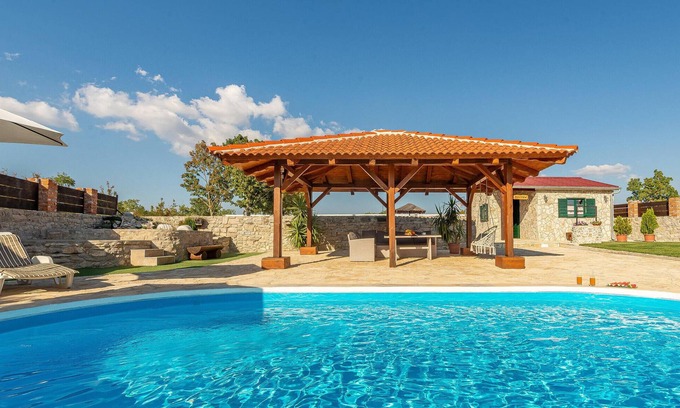 Gornji Zemunik House | Relaxing Stone House with Pool and Garden for Families