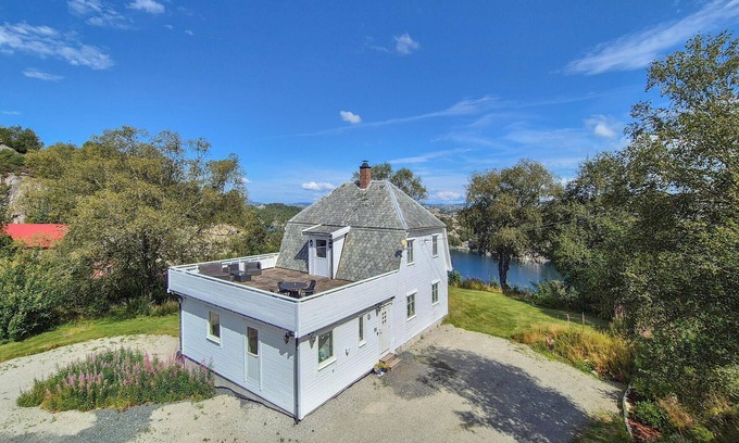 Bomlo House | Beautiful home in Rubbestadneset with WiFi