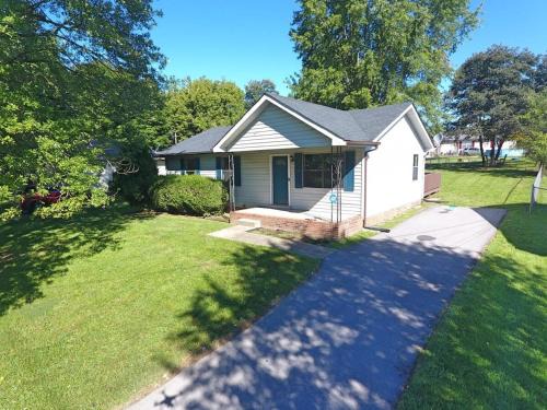 Clarksville House | Welcoming Home with Pet-Friendly Amenities & High Ratings