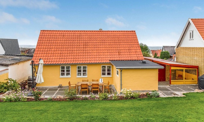 Tejn House | Welcoming Two-Storey Cottage with Sea View in Cozy Tejn