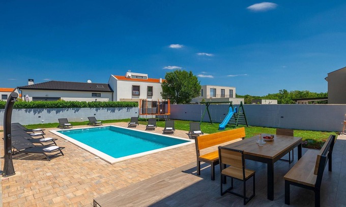Bale House | Top-Rated 5 Bedroom Accommodation in Bale with Pool & Spa
