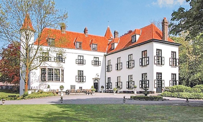 Boekhoute House | Spacious 9-Bedroom Retreat with Spa & Lake View in Boekhoute