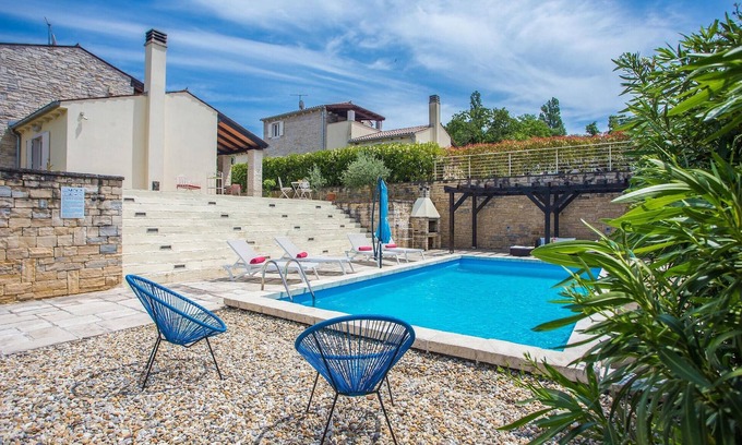 Momjan House | Ideal 2 Bedroom Accommodation with Pool in Buje