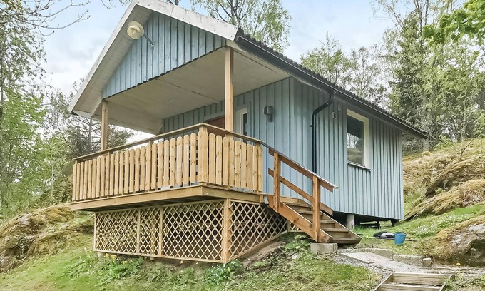 Tanum O House | Cozy 1 Bedroom Retreat with Lake View & Spa in Bullaren