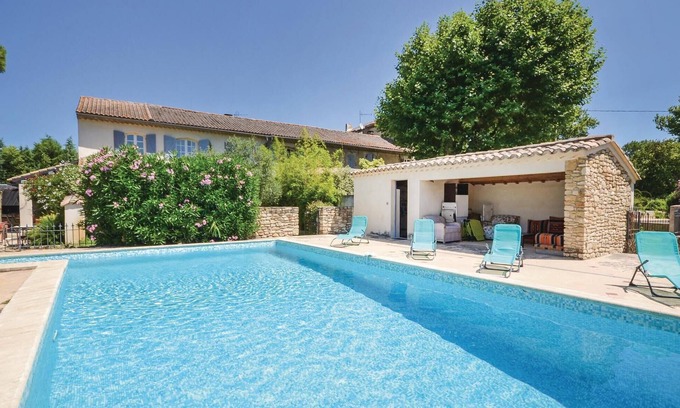 Caderousse House | Experience Sun and Elegance in the Vaucluse Region