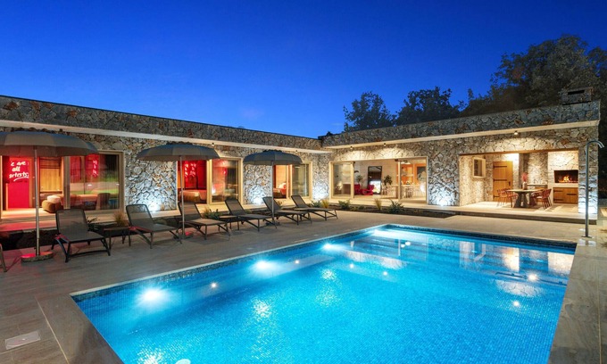 Dicmo House | Beautiful home in Dicmo