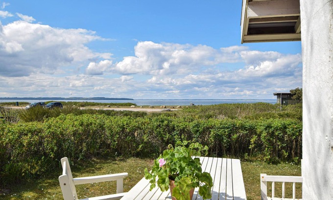 Middelfart House | Cozy Retreat in Picturesque Cottage Area by Varbjerg Strand