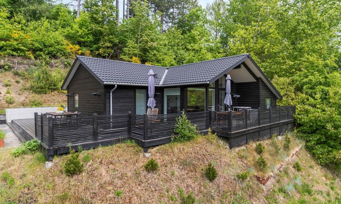 Femmøller House | Serene Cottage Retreat with Ocean Views and Pet-Friendly Stay