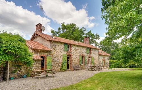 Nieul-le-Dolent House | Inviting Home in Nieul Le Dolent with Pool & Family Amenities