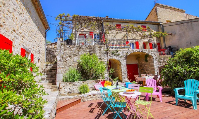 Gras House | Inviting 6-Bedroom Retreat with Pool and Lake View in Gras