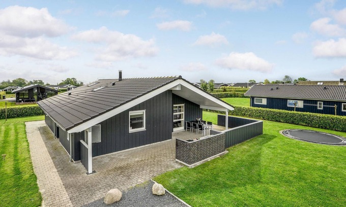 Flovt Strand House | Discover a Well-Equipped Cottage with Oceanfront Views