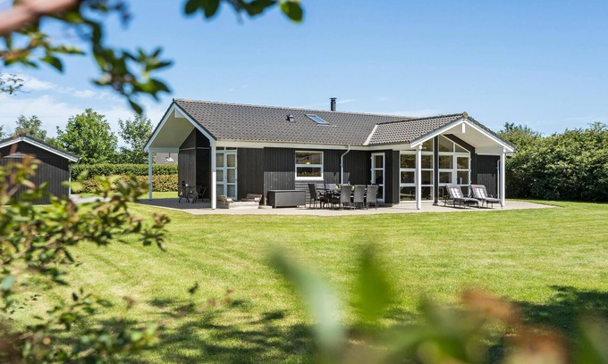 Bork Havn House | Beautiful home in Hemmet with kitchen